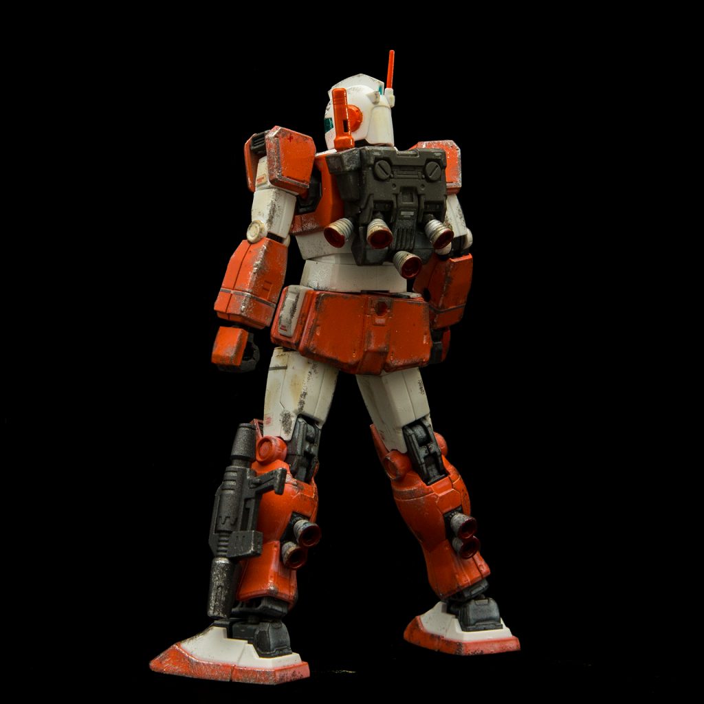 バックパックは局地型ガンダム北米戦仕様のをそのまま取り付けています。
オリジナルのライトアーマーとはバックパックのバーニアの数が異なりますし、ふくらはぎにバーニアはありませんが
一撃離脱の高速戦闘に特化した機体と自分なりに解釈しているのと頭部のアンテナ的に隊長機っぽく脳内設定でカスタム機って事にしています。