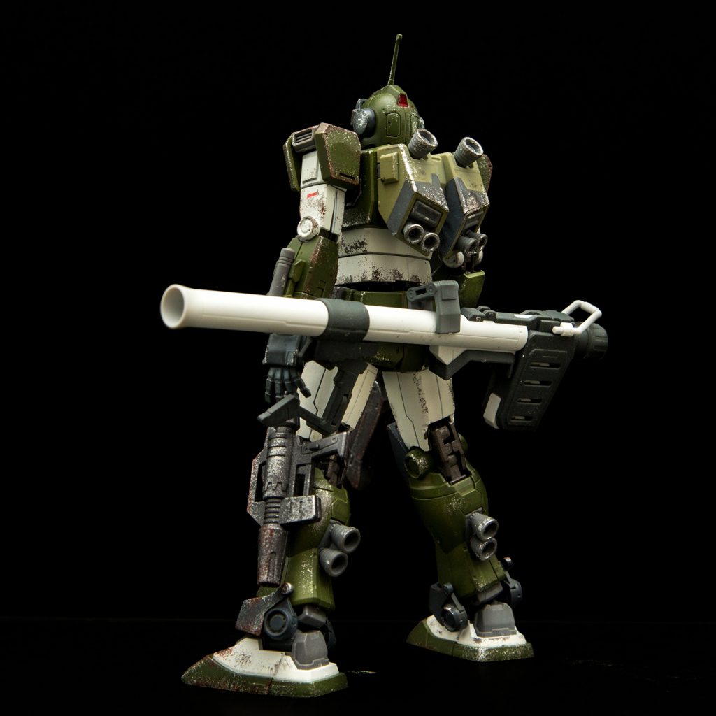 腰にマウントしてるバズーカはRGのRX78-2ガンダムのを無理やり取り付けています。