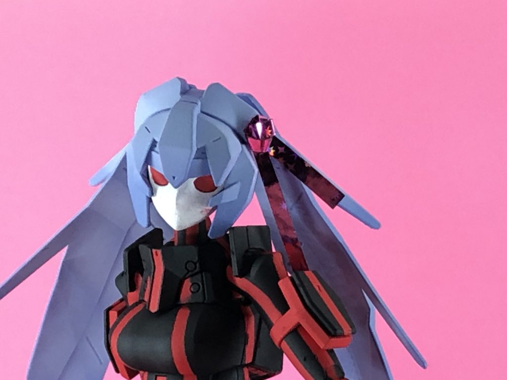 桜のトレードマークである頭のリボンは、100均ショップで購入したホログラム折り紙を使用。