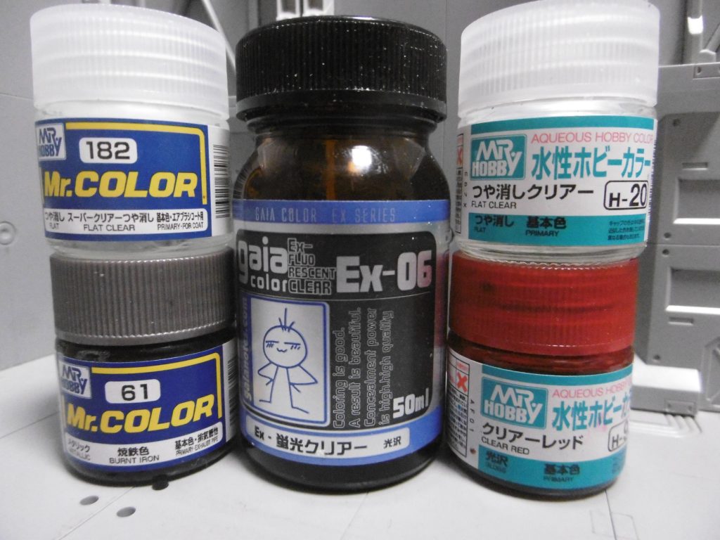 今回の塗料。ほぼ成型色の部分塗装仕上げで色分けは焼鉄色のみ。
水性クリアーレッドはモノアイ塗装に使い、水性つや消しクリアーはデカールの表面保護だけのために使いました。