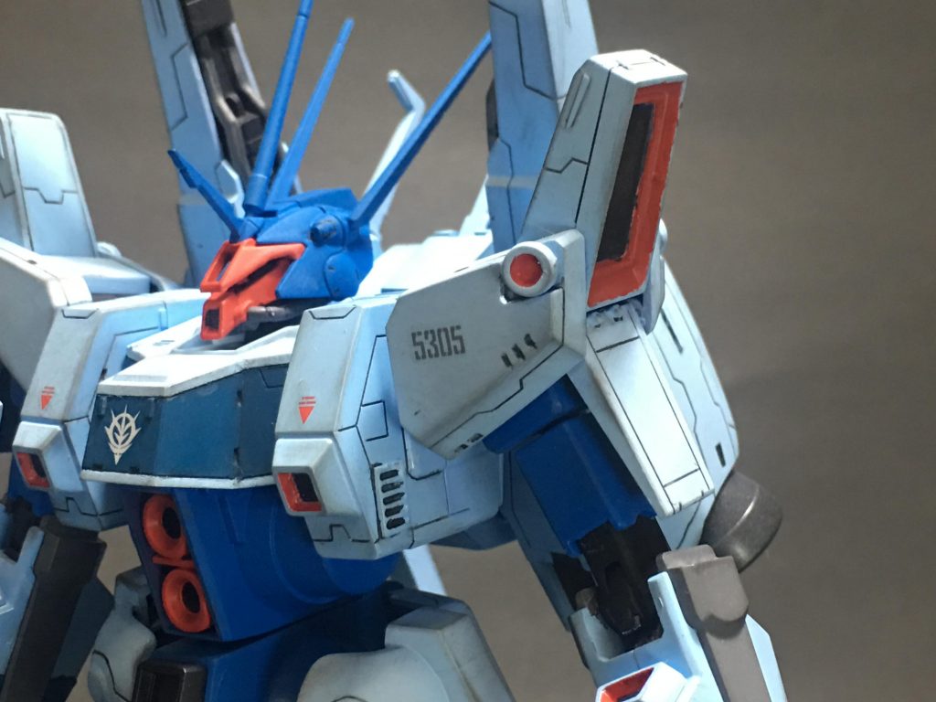 アップにすると塗り分けの下手さがバレちゃいますが、筋彫りは結構頑張りました。