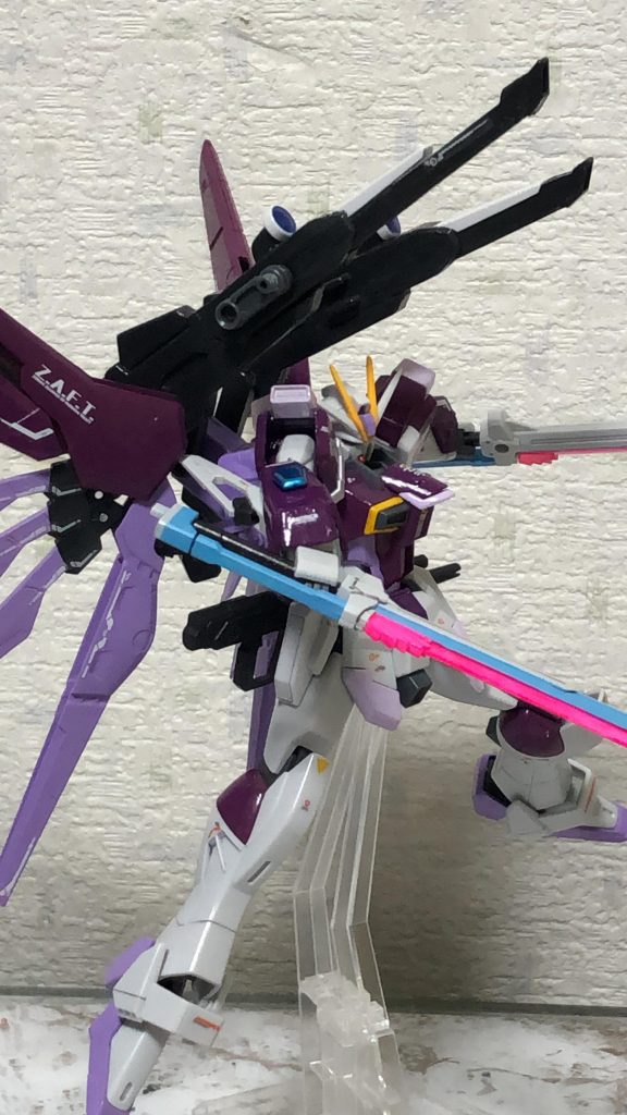 ※2020年3月リペイント
腕部はRGデスティニーのパーツをそのまま使い先端にはパワードジムカーディガンのガトリング部の黄色い装甲パーツを加工してはめて接着しています。そしてもともと空いていた穴を少し広げてデスティニーのビームシールドのパーツをはめ込んでいます。なのでビームシールドもしっかり使えます。
そして肘を少し削ってデスティニーのブーメランを挟んでいます。