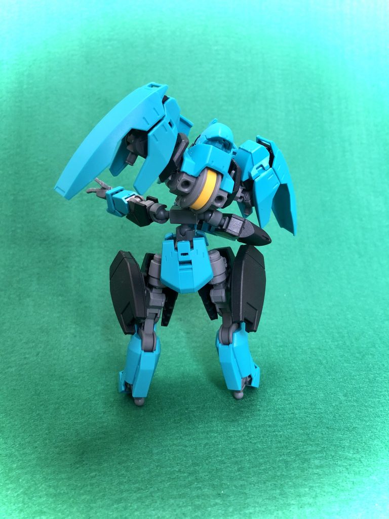 背面。頭部はほとんど胴体で出来ています。