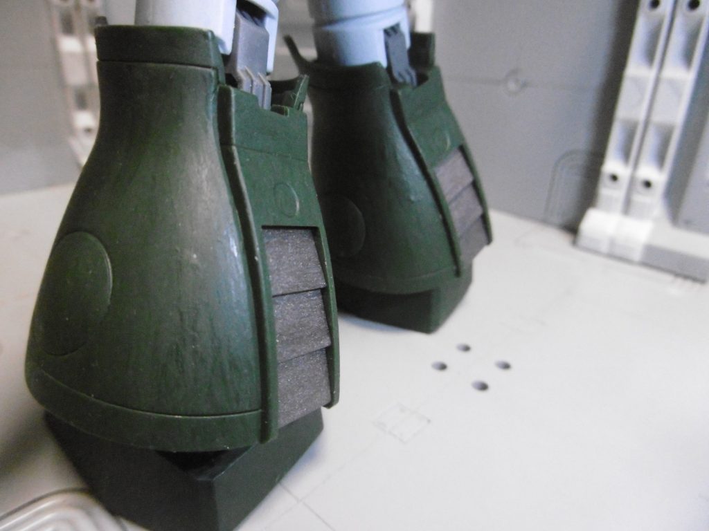 部分塗装仕上げと言っても、つや消しも全て筆でやっていまして、それも含めれば*筆全塗装*。今回に限らず過去作全て「筆塗り」で、近くで見たら筆ムラムラ。
でも水陸両用ＭＳなら、水中から地上へ上がった時の表現として良いのかもしれませんね。

ここまではいつもと同じなのです。
今回だけはかなり状況が特殊でして、塗装に使った筆は ↓