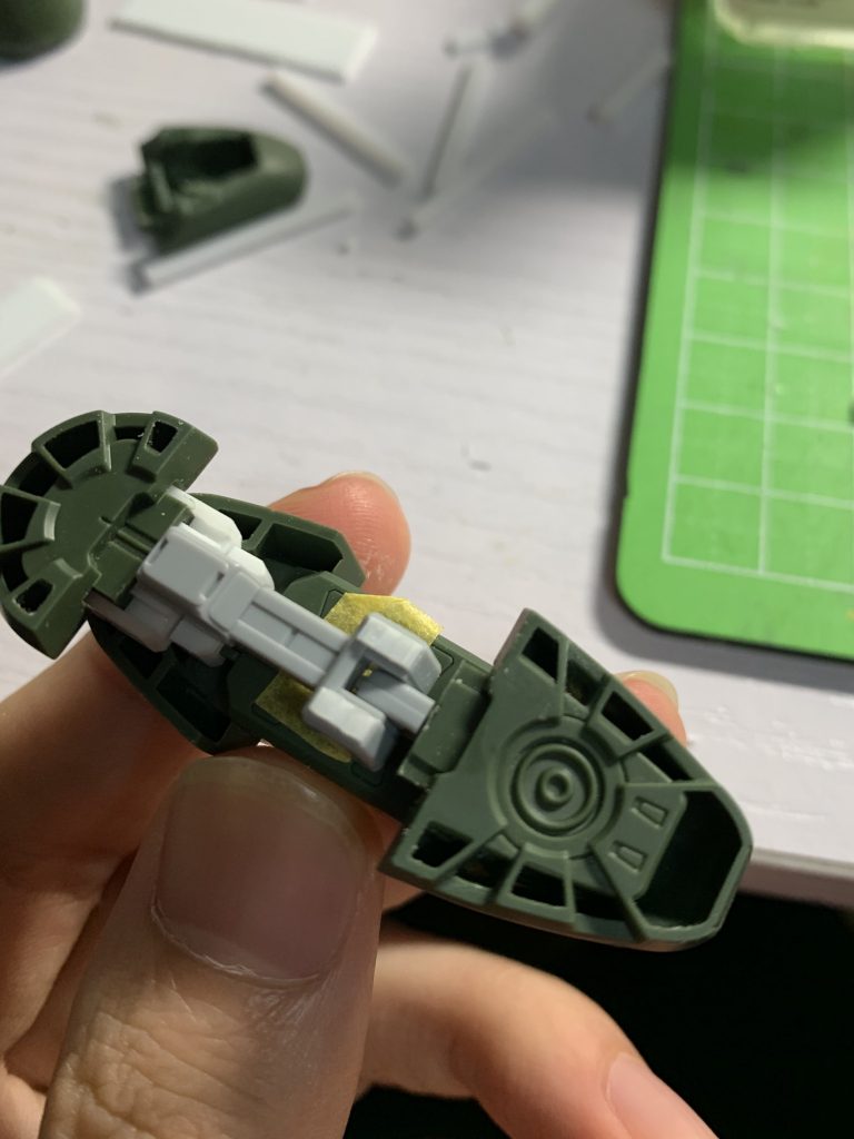 靴を履いた状態でシザークロウを展開できるようにする稼働部