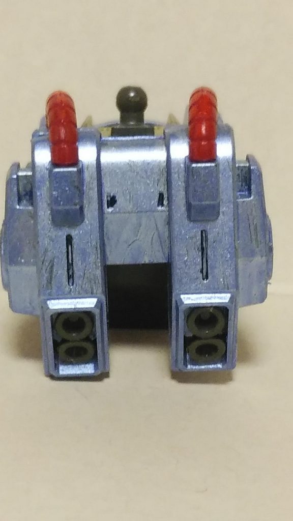 パイプをレッド、バックパックをパープル、バーニアーをブラックで塗装