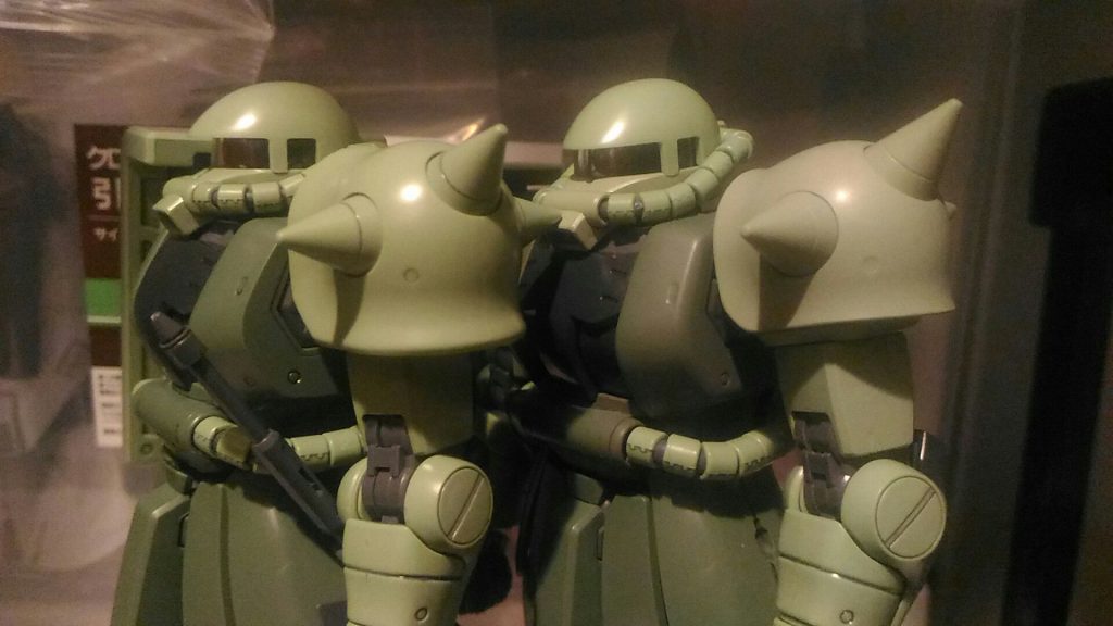 シールドに合わせショルダースパイクも小型化。こちらはＭＧのものを使用。