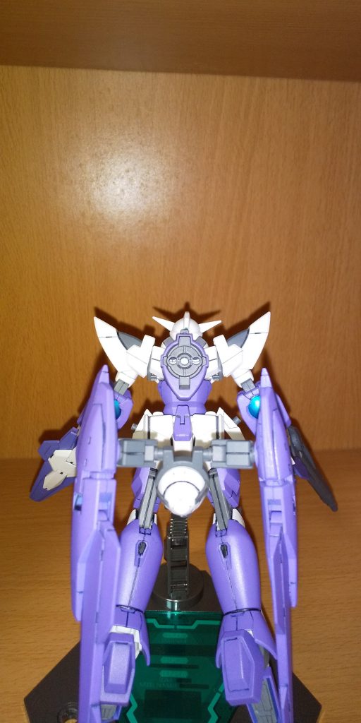 合体(ドッキング)の為、GNドライブをパージ
初投稿でも載せてますが、アメイジングエクシアから背中装甲を移植しているので問題なく装着可能
自分の設定では、
バトルのサポート支援機として遊撃しているGNブースター、
トランザムやビーム砲撃によってアイズガンダム本体のエネルギー低下した際、GNドライブをパージしてドッキング、エネルギー補給機としても運用出来るイメージ設定です