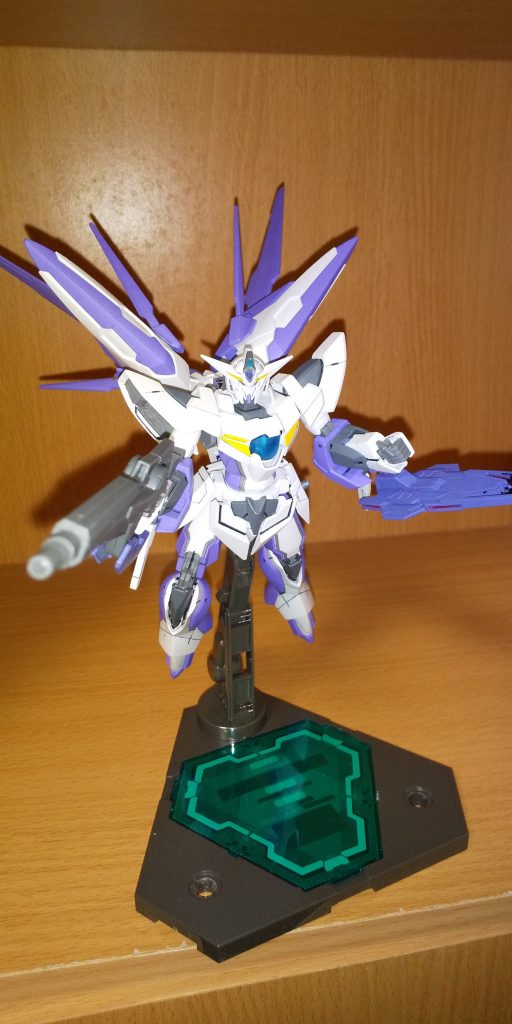 正面ポーズ1枚
GN粒子を制御するウイングバインダーとは違う、搭載している太陽炉から圧縮粒子を放出して飛ぶ高機動ブースターの設定
太陽炉搭載ブースターなので、通常GNドライブでのトランザム後、掟やぶりのトランザム2連発とか出来たら最高だろうな~、とイメージしています