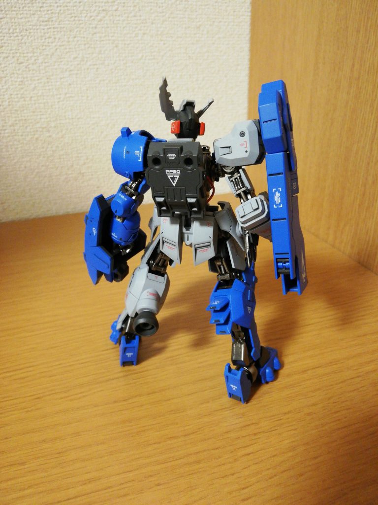 バック
脹ら脛のスプリング入れ忘れてます 笑
右肘はそのままだと後ハメ加工が丸見えになってたのでプラバンで隠してます
結果的に右手が真っ直ぐになりません!