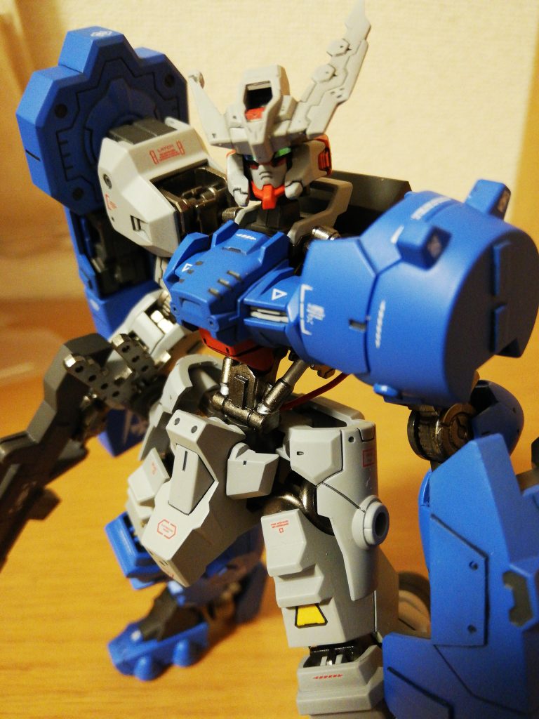 制作工程ではないですが目元アップ
いつもなら目立ちにくい色でスミイレしてますが
今回は黒でスミイレしてます
同色だといい感じに馴染んでくれますが
黒だと輪郭がハッキリしますね
アンテナ部分は堀直しし忘れてスミイレが難しかったのでつや消しクリアー吹いてからシャーペンでスミイレ
ランドセルの裏もすかすかだったのでパテとプラバン ディティールアップパーツで穴埋めしました