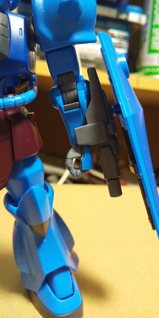 左腕のフィンガーバルカンを通常の手に変え、グフR35のバルカンを少し手を加え使用。