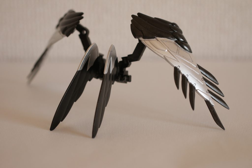 【バックパックユニット】
   いわゆる「翼」ですね。
   こいtらはメタリックブラックと、シャインシルバーの二色にて塗装。ガンダムマーカーのシャインシルバーは本当に優秀！高級感のある、美しい銀色が再現できますよ。
   なお、翼の先端部は研ぎ出してシャープ化してます。