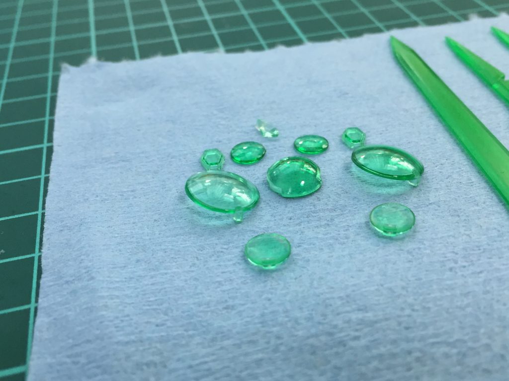 製作中に友人からガンプラ大会出場を誘われたため完成を早めました。
ただ１つ悩む…。
追加オプションや全身の武装類にダブルオーガンダムの物を使用するのは
ダブルオーのプラモを触ったならやりたい改造だろうし個人的に見慣れているのと
むしろ知ってる人ならすぐ気付くのでは？マンネリ化してね？
と思いました。
だがしかし、
ビルド系かつOVA作品の機体ならダブルオー本編よりも認識度が低いのでは…？
武装拝借しても気付く人は少ないかなと思ったためシアクアンタからパーツを拝借しました。シアクアンタは今回のクアンタとは別にまた改造しながら製作します。たぶん。