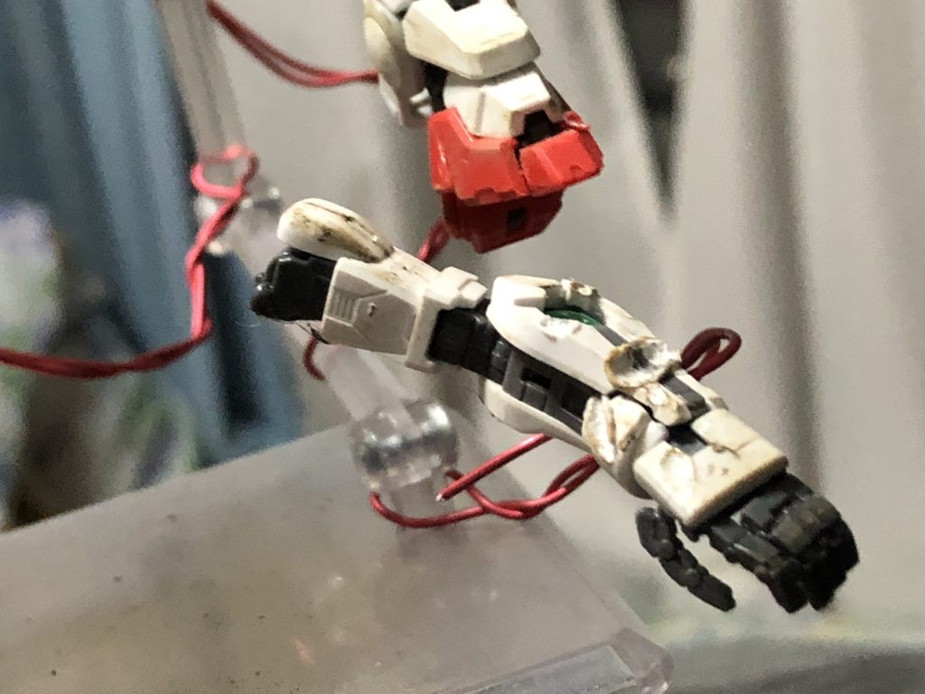 破壊された顔、腕、肩のパーツを針金を使い浮遊させる。