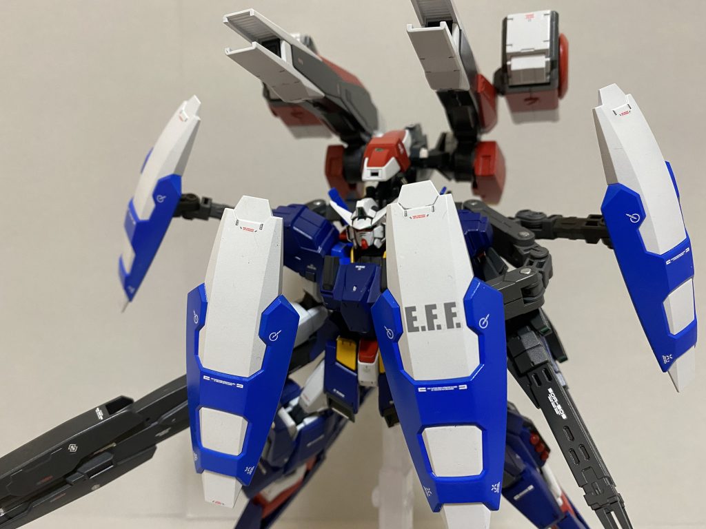 突撃形態!4枚のシールドを前面に展開し、グラストロランチャーで突破口を開きます。
最高速度はストライダー形態に匹敵する(はず)ので、1人で強襲も殲滅もできる優等生です