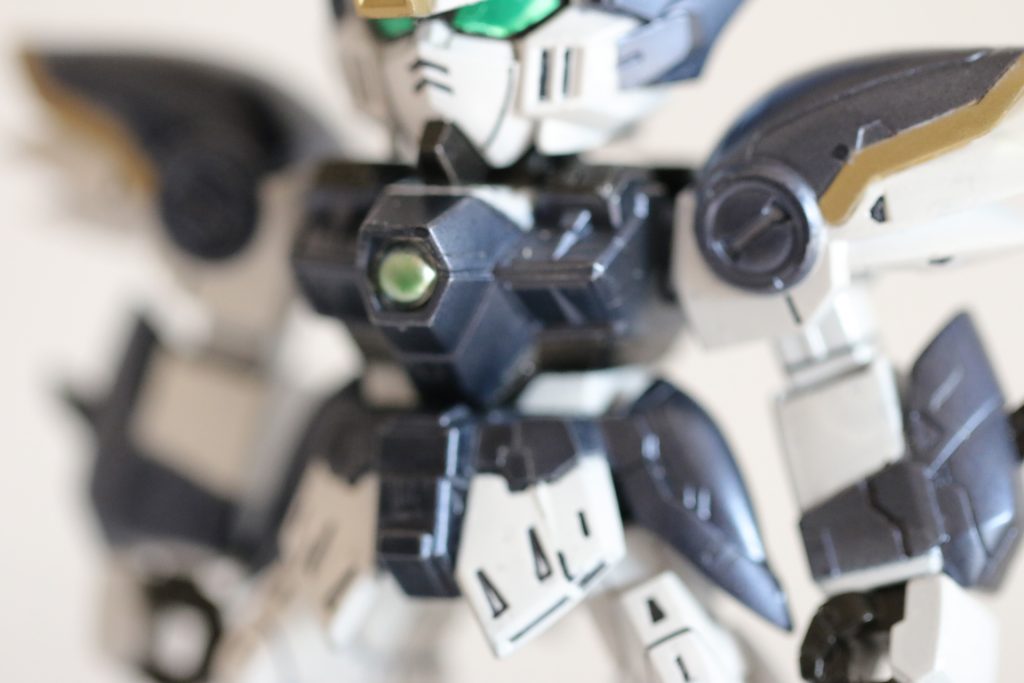 【ボディ】
   こちらも全塗装。
   ボディのスタンダードカラーはちょっと濃い目のブルーなんですが、こちらもメタリック塗装。
   おかげでちょっとダーティなガンダムゼロになった気がしますw
   しかし、そんなダークなイメージが結構しっくりくると思います。