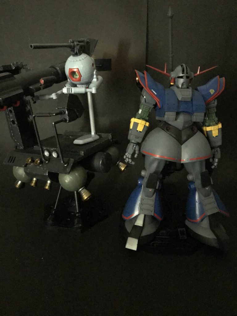 以前作ったHGUCパーフェクトジオングとの比較です。
ジオング、デカイですね。