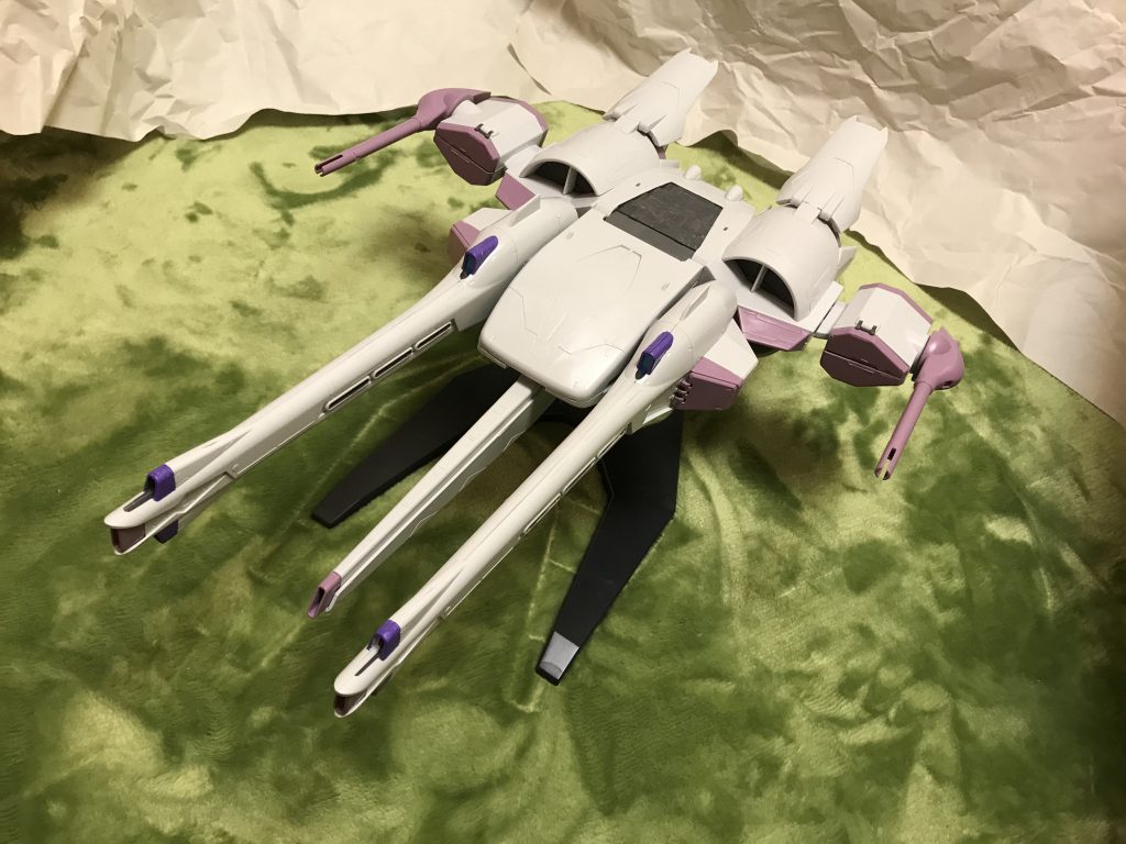 ミーティア本体重量:250.43tフォースインパルスガンダムエクストリーム接続状態全高:99.46m全幅:60.12m重量:265.13t解説フォースインパルスガンダムエクストリームのために製造された巨大補助兵装。元々は、フリーダムとジャスティスのためにザフト軍が開発した追加武装システム「ミーティアユニット」であったが、チームプリズムが独自のルートでミーティアユニットの設計データを入手し、フォースインパルスガンダムエクストリームに対応できるように再設計した上で完成している。本体構造原型のミーティアユニットと同じく、各ブロックの機能は独立しているため、損傷時には切り離すことも出来る。主動力は、核エンジン。こちらは、宇宙空間のみならず、大気圏内での単独飛行、オプション装備なしでの大気圏突入・離脱すらも可能にしている。装甲・防御性能原型のミーティアユニットとは異なり、通常装甲ではなく、「ヴィクトリーアーマー」と呼ばれる装甲が搭載されている。ヴィクトリーアーマールナチタニウム合金、アルティメット細胞、GN粒子を調合・融和する事で、ビーム・実体弾問わずに極めて高い防御力・耐久性・剛性を実現しつつ、大幅な軽量化にも成功した理想的な複合装甲である。その防御力は、陽電子砲やダインスレイヴの直撃を無傷で耐えるほど。しかも、特殊な複合装甲でありながら、外部装甲から内部、さらにはフレームまで、全体に施す事が可能なので、信頼性にも優れている。