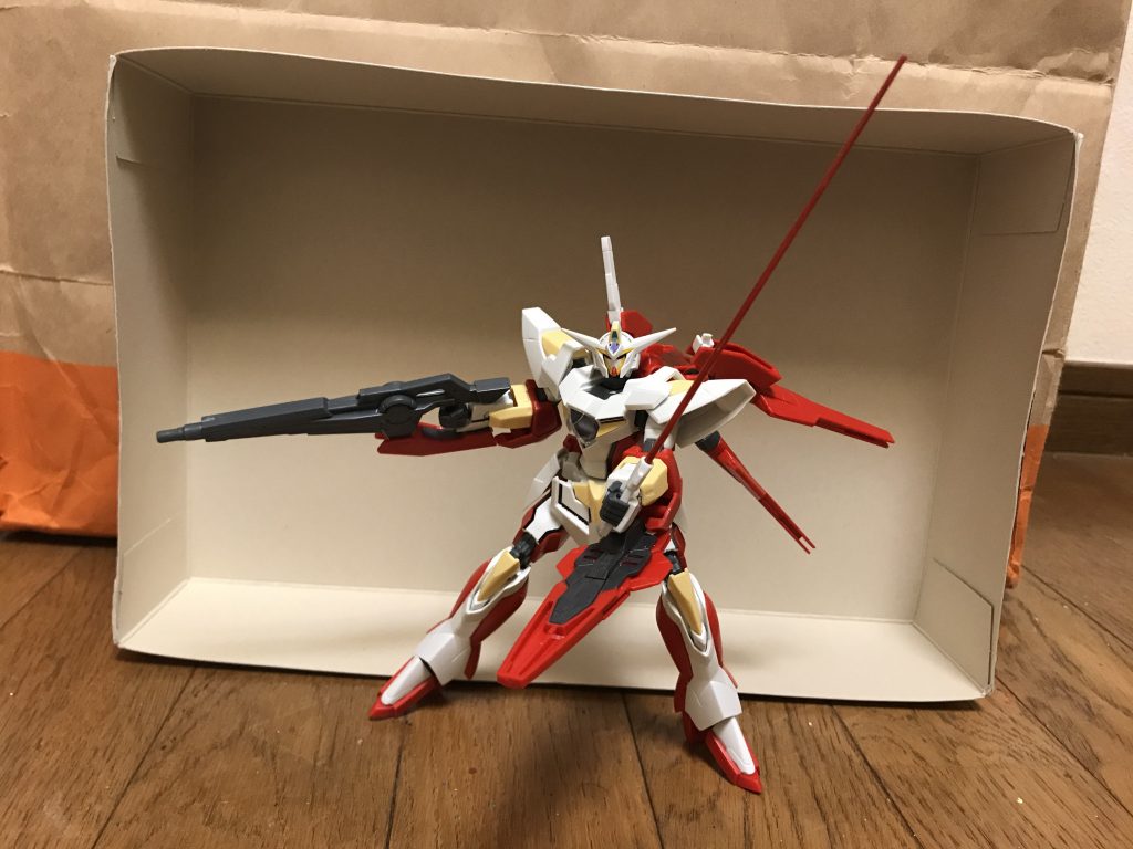 ブラッドライフル肘のGNドライヴと直結する事で粒子供給する仕組みになっている為、ナノラミネートアーマーをも貫通するほどの威力を誇る。キャノンモードでも使用可能であるが、精密射撃には向かない。ブラッドサーベル高出力のビーム刃を形成可能で、ナノラミネートアーマーすらも斬り刻む。接近戦の不得手なキャノンモード時には収納されるが、使用する事自体は可能。ブラッドシールド表面にGN粒子を定着させており、ビーム・実弾を問わず、高い防御力を発揮し、その小ささに似合わず、陽電子砲すら防ぎ切るほど。ルナチタニウム合金ではなく、Eカーボン製を用いられているのは、GN粒子との相性を考慮した結果である。