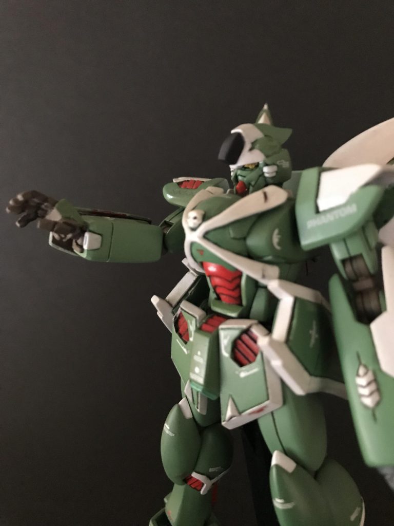 可動の方は『HG クロスボーンガンダム』と同程度には動きます。ただ、初登場時の「俺に名は無いーーだから『幽霊』だ。」のポーズで飾っております😆目立たないですが、一応『木星モノアイ』も彫り込んで再現しています。