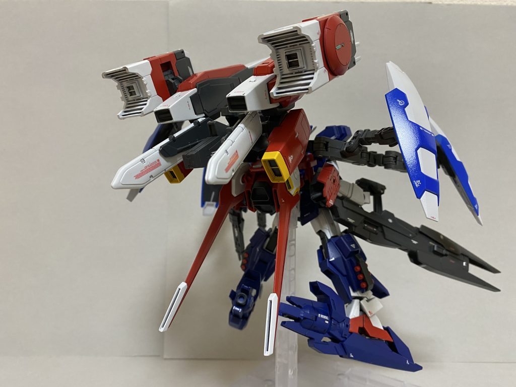 背中はスラスターガン積みです!
空間ペイル、AGE-3、フォースシルエット等の「速そう」なパーツをつけています
脚部の「キックブースター」は、AGEIIマグナムSV.verのパーツと、アースリィ、30MM、MGダークハウンドで構成されています。