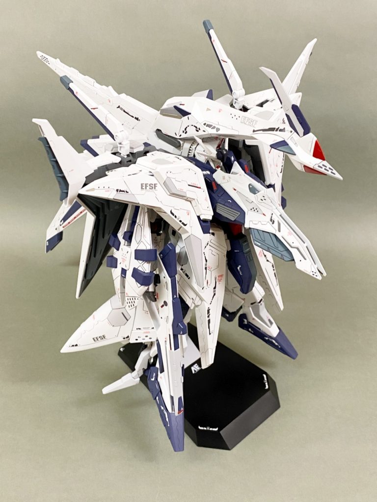 イエローを廃止してブルーグレーに
一部のレッドパーツを本体ブルーに置き換えてオリジナルより落ち着いたカラーリングにしました