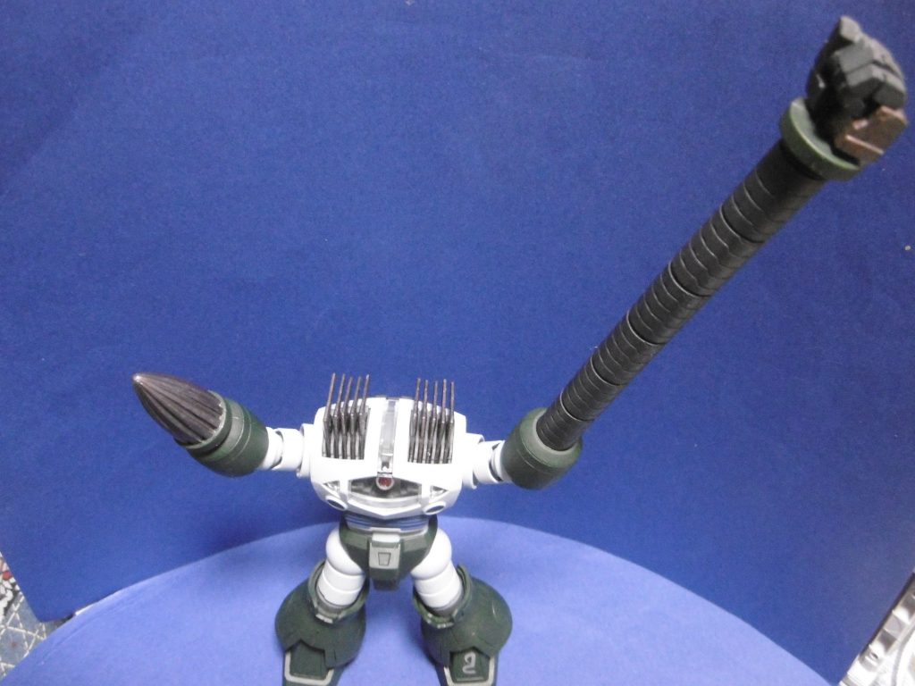 コイツの任務は予め水底に沈んで待機＆索敵し、水上にいる敵をアームで拘束。そのまま水底に引きずり込みドリルで粉砕。
機動力を捨てて腕力に全振りしているようなものです。*水中では。*
水中潜行用の機動力も最低限で、陸上に上がるための上昇推進力を重視。
水中では「ただ待ってるだけ」で動きを制限し、静によって気配も消します。この色なら水中で保護色になるはず。

引き込み用のアームは通常版ｘ３キット分を使っていますが、潜在的には物理法則無視でどこまでも伸ばせます。かの無限拳の如く。
このキットのアームを使わなかったのは、塗っちゃうとカラバリの意味が無くなるので、手元に残しておきたかっただけです。