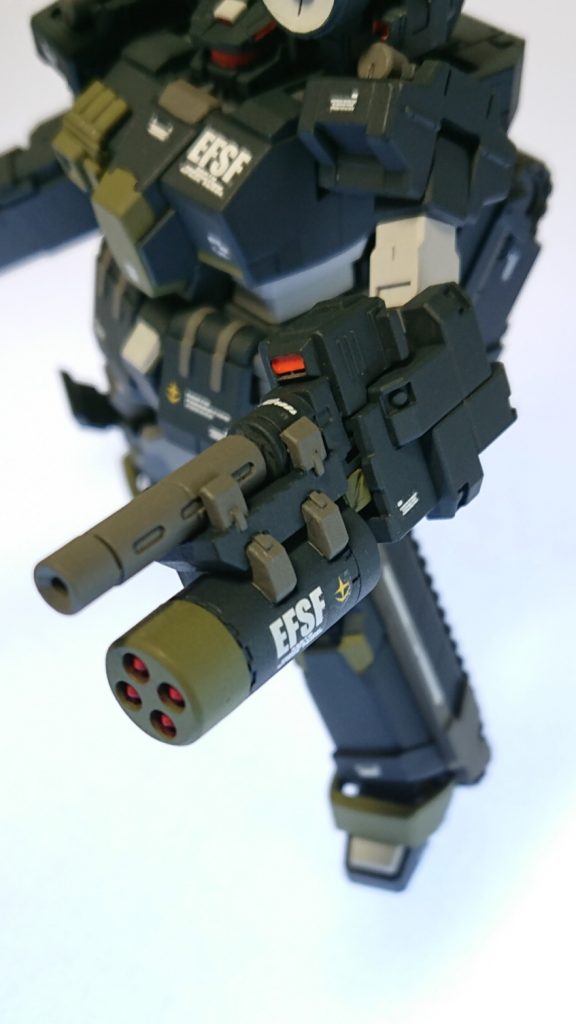 左腕はサブマシンガンにリボルビングランチャーを追加したものに換装!こちらもシステムウェポンと雑誌の付録にあったスーパーナパーム使ってます(´- `*)