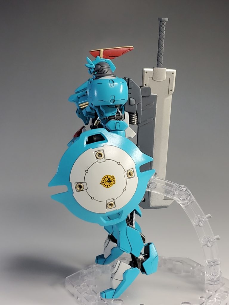 肩や盾にはイシュー家の紋章