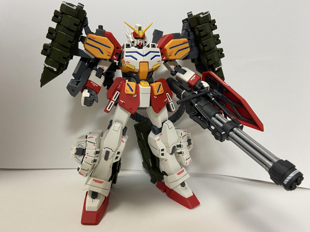 フロントビュー
部分塗装箇所は
ガトリングの砲身をシルバー、胸や肩、スカート部の青、バックパックのスラスターとアーマーナイフ刀身のシルバー、ミサイルの赤です