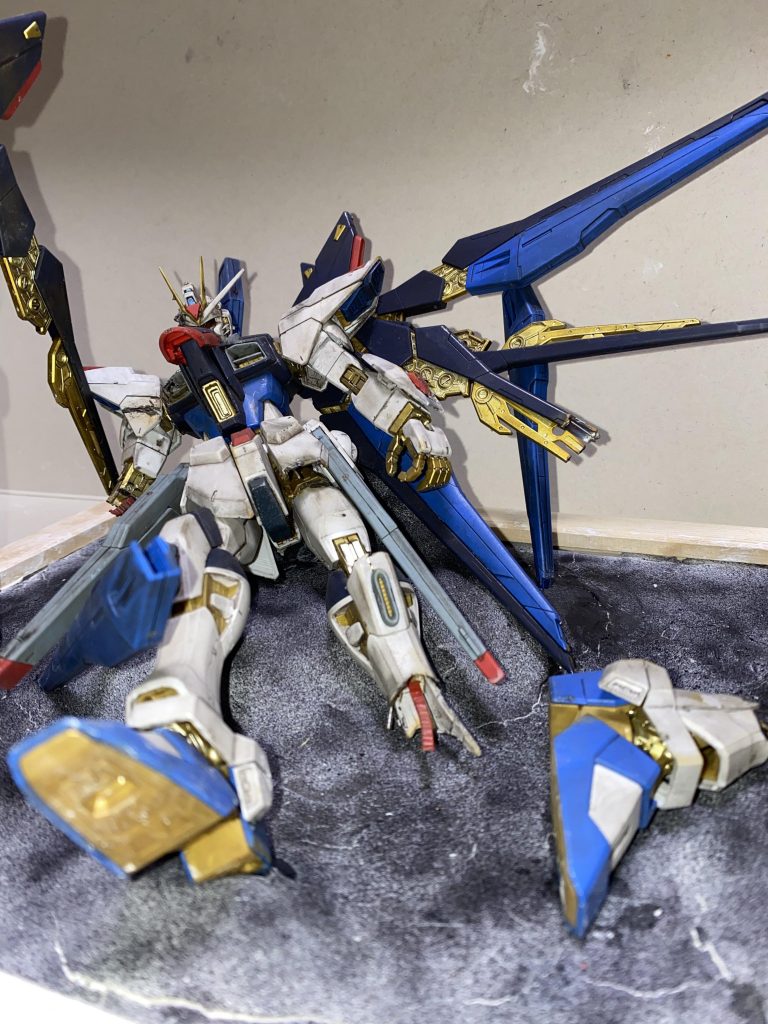 足の方からアオリ気味で