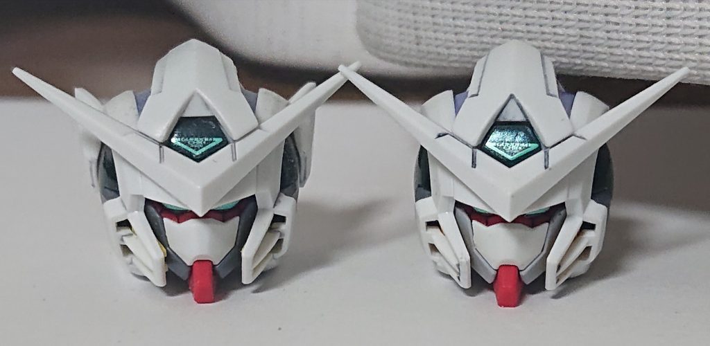 頭部のガンダムフェイスですが、メカグレーがキツい印象を受けたので、ストライクフリーダムを参考にサーフェイサーグレーで少し明るめにしました。