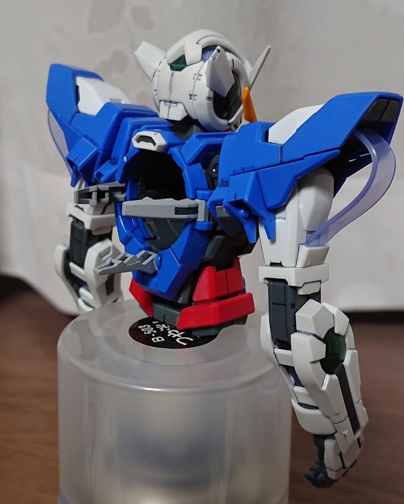 太陽炉のロックパーツ(?)もPGエクシアを参考にマスキングしてサーフェイサーグレーで塗装しています。