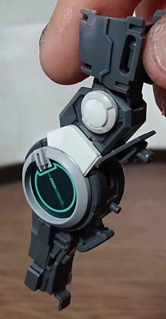 全体的に白が強すぎる印象を受けたので、PGエクシアを参考に…
●白(成型色)
●灰色9号
●サーフェイサーグレー
…の3色構成にしています。