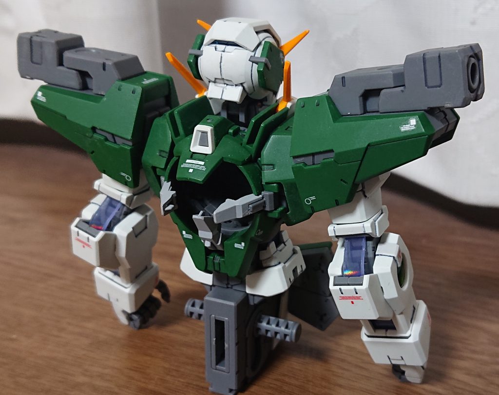 エクシア同様に太陽炉のロックパーツ(?)はマスキングしてサーフェイサーグレーで塗装しています。

なお、クリアパーツやホログラムパーツへの付着を防ぐため、つや消しは組み付ける前にパーツ単位でかけています。