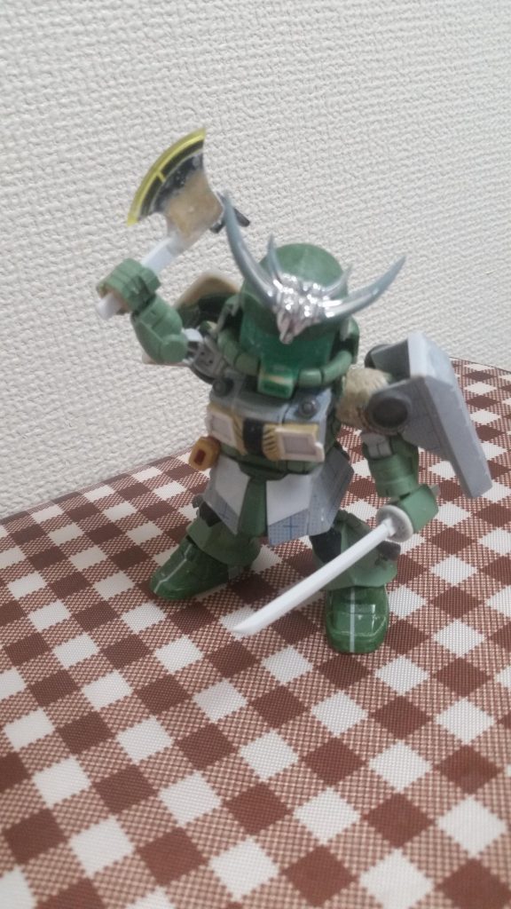 刀の鍔は設定通りだと武者頑駄無と被るのでシンプルに丸型にしました。
ZAKUⅡのヒートホークにパテをもって鉄斧も作成