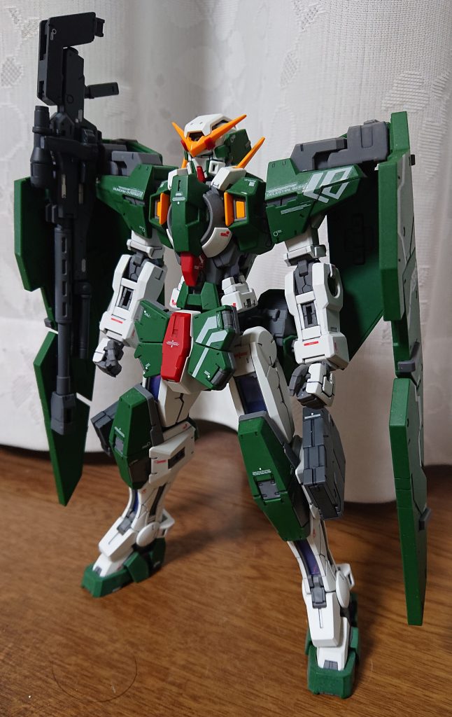 正面。

先行して製作したエクシアと同じく、黄色を黄橙色で。
また白も3色で構成しています。