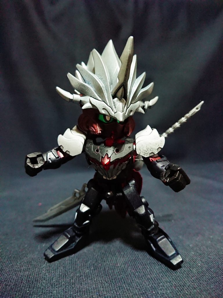 鎧を脱げば体術を使う第一形態にもなれます。孫権アストレイをベースにし、そこに鎧を取り付ける感じに制作していきました。頭髪は薄いブルーの入った銀髪なので、下地にメタリックブルーを吹き、それが滲み出る程度でシルバーを吹いています。