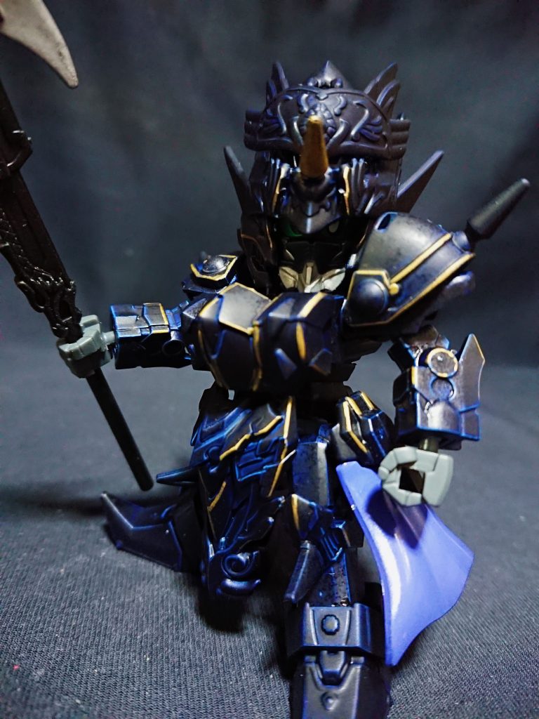 漆黒の甲冑を纏い、ブラックプリンスと呼ばれるローザリア王国皇太子。
マルディアス全土統一を望む野心家で、タラール族には黒い悪魔(カヤキスレビタ)と畏怖されているが、ローザリアの民にとっては英雄的な存在となっている。