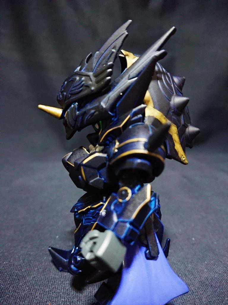 ベースキットは三国創傑伝の馬超バルバトスです。(ホォーウ、強敵トウジョウダナー
ミンサガよりロマサガRSの絵をイメージし雰囲気を出すため、甲冑や金装飾の塗装はわざと雑さを残しています。(ホイ!
特徴ある形状の兜は馬超の角を切り出し角度を付け、貂蝉クシャトリヤの肩アーマーで再現しました。(Are you you care HIPのYOU