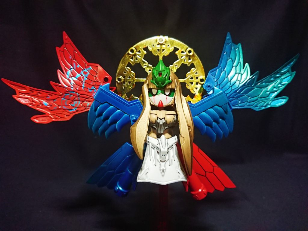 体のベースとなったのは創傑伝の大喬/小喬です。頭部は孫向香ルージュの頭部使用。そこに孔明νや曹操の翼を使い形を出しました。翼はグラデーションで塗装しましたがもっとがっつりやってもよかったかも?後輪は頑駄無大将軍の物を3mm棒で固定しています。