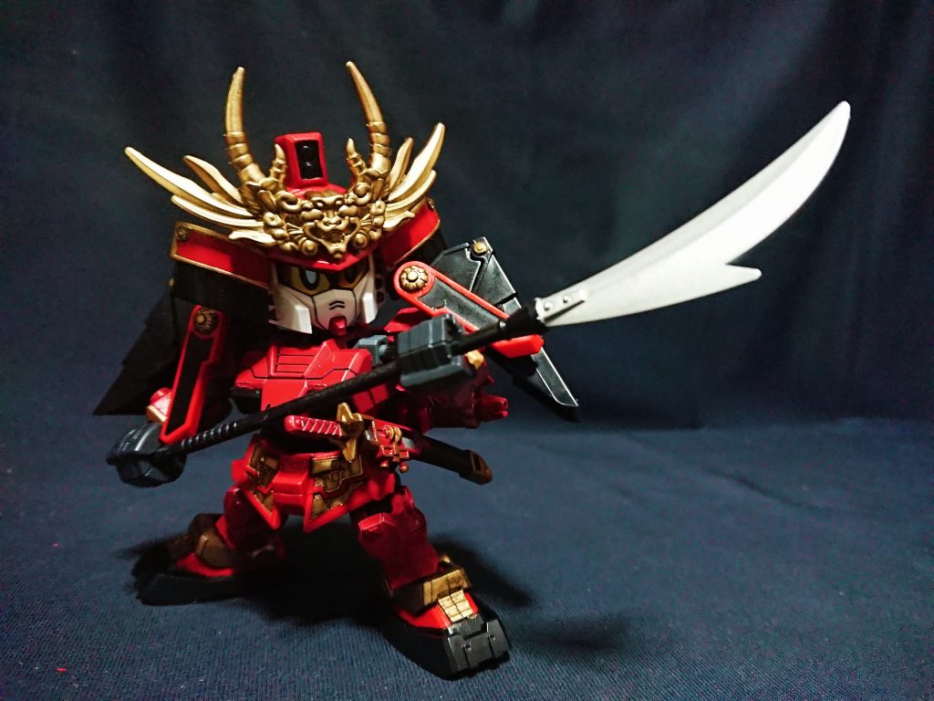 虎炎の薙刀は懸架時は既存キットの物を使用し、武器構え時はLGBB武者頑駄無の物を使用しています。([神武兜頑駄無](https://gumpla.jp/sd/11301)の使い回しですw)
タネガシマも背中に懸架できるようにしています。