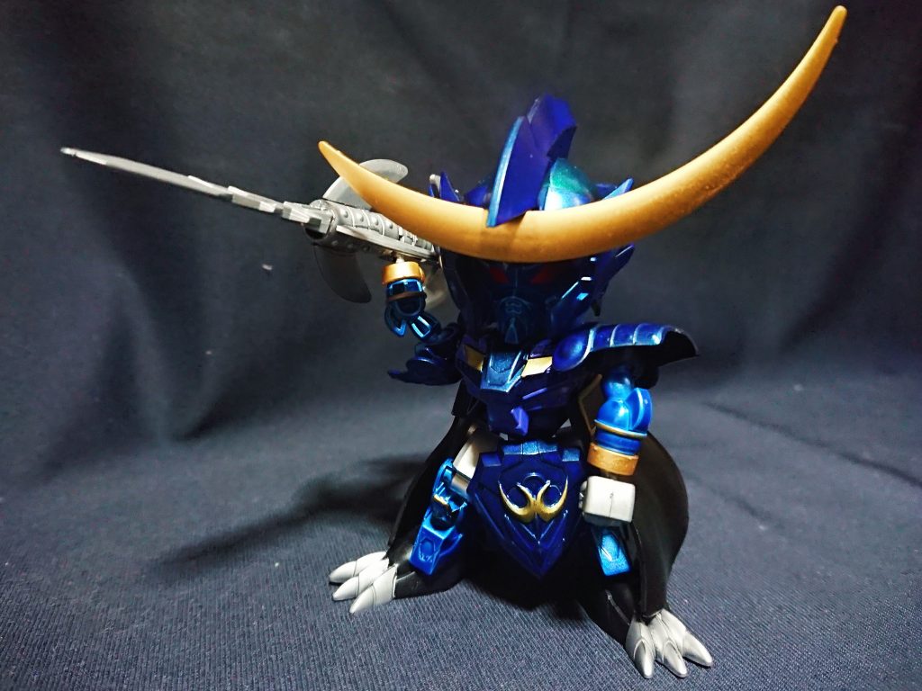 今回も素体は三国創傑伝となり、典韋マスターや大喬/小喬のパーツを使用しました。
頭部は三国伝からですが、兜前立ては伊達政宗の物を使用しています。
ゲーム内のメタブルーカラーを基準に、スタイルは小林画伯の設定画を元にしています。