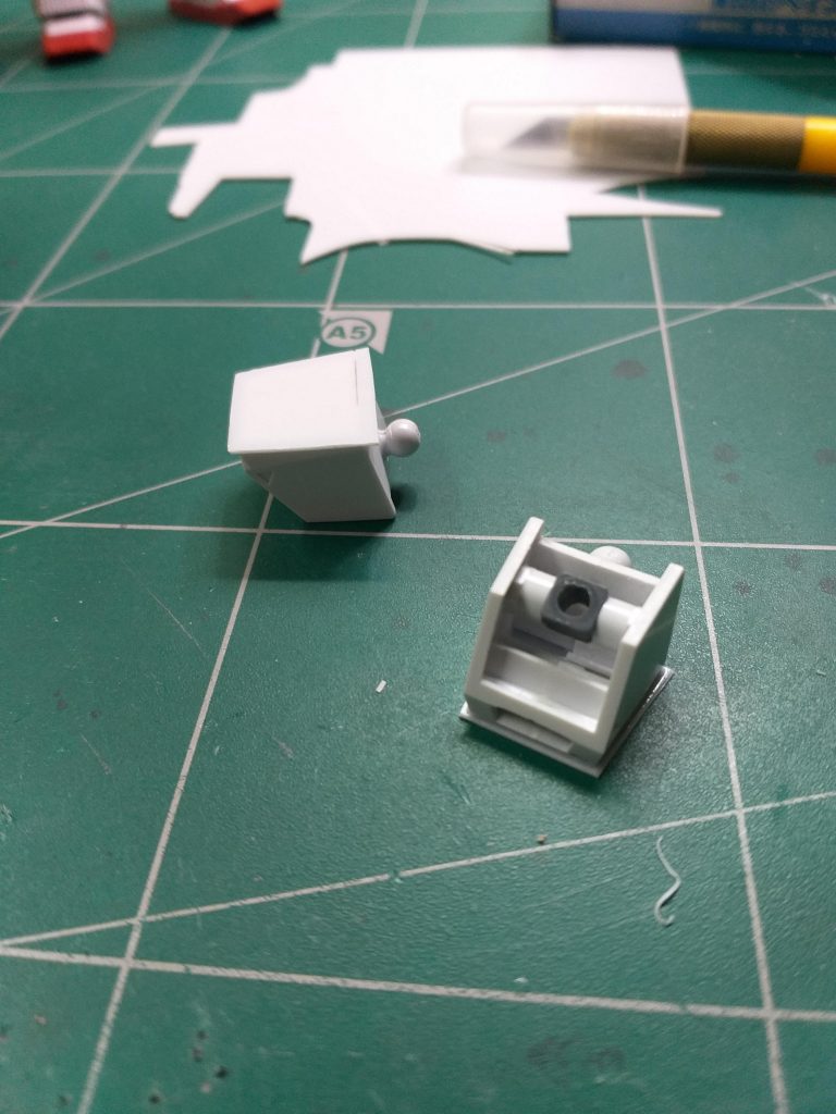 肩アーマーは上面の合わせ目消しに何故か何度も何度も失敗し、さらにスラスターの開口も全然キレイに処理できなかったので、エイヤーで斬り飛ばしてコトブキヤの角ノズルに交換しました。さらに削り過ぎてペラペラになった肩アーマー上面には0.5mmのプラバンを貼って、失った厚みを取り戻しました。