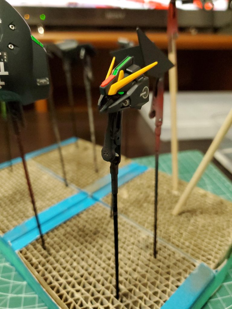 頭部パーツのカメラアイにはRGゼフィランサスのシールを使用しています。