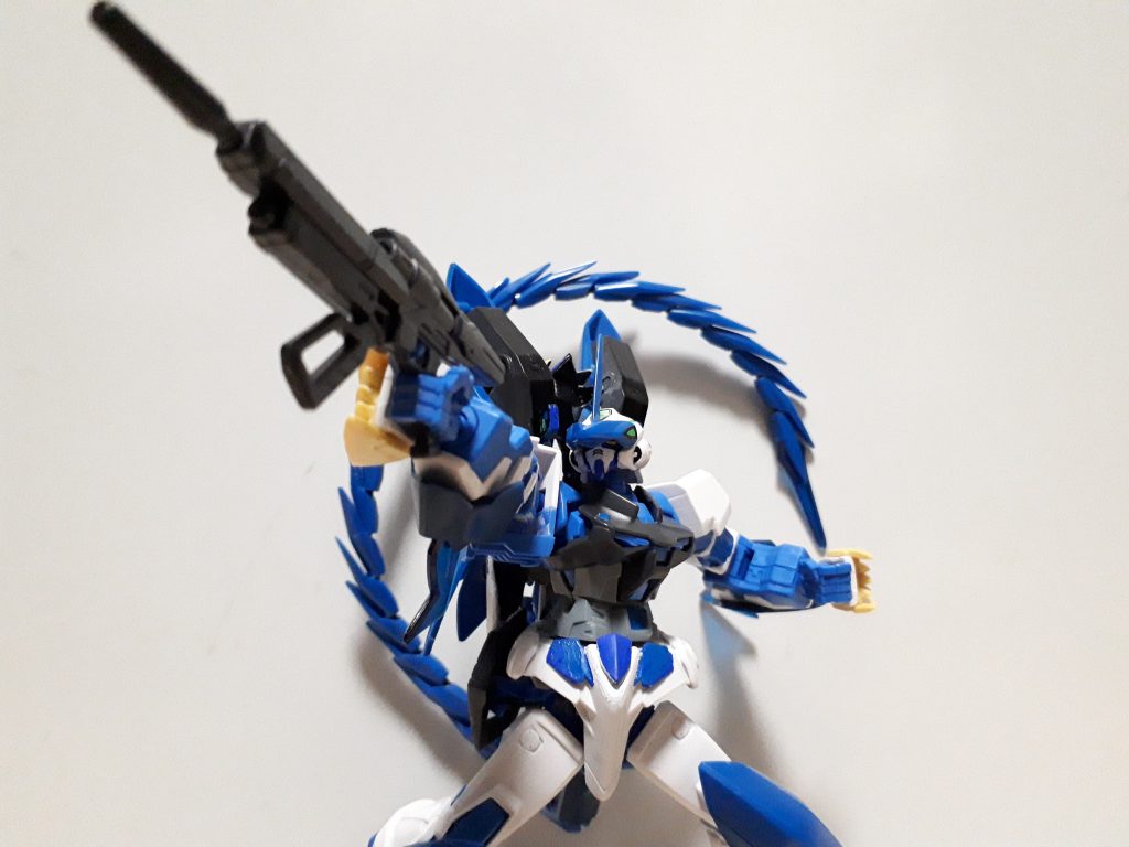 バイザー下に黄色のツインアイがあります