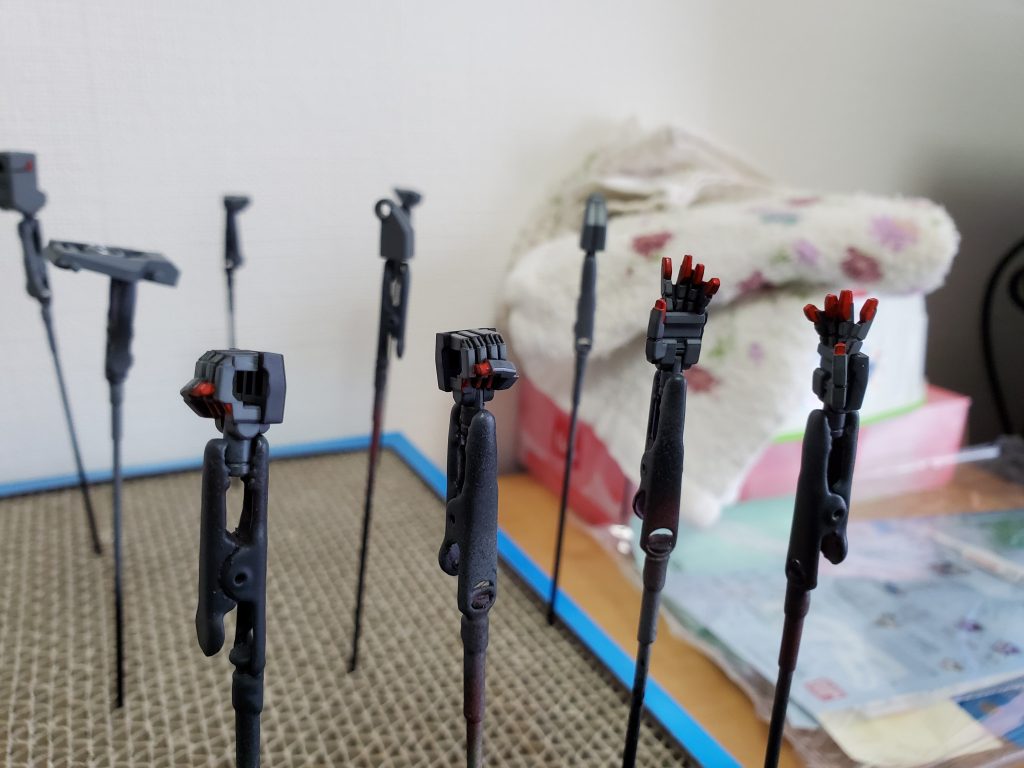 コンポジットシールドブースターの銃身やAOZシリーズ特有の赤い指先などの肝心なところは部分塗装しています。