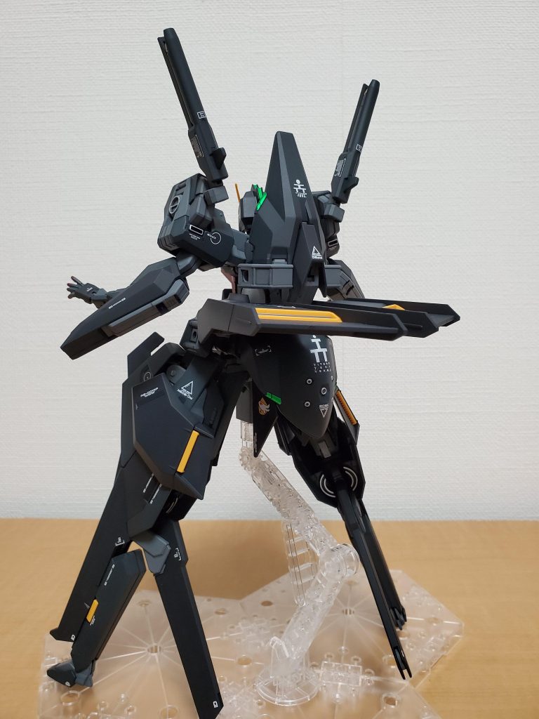 背部には典型的なバックパックではなく上半身にブーストポッド、下半身にブースターポッドを装備しています。デザインが素晴らしい…