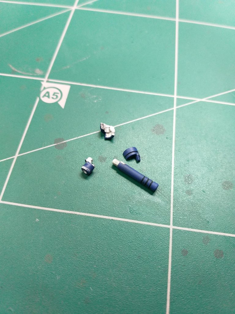 最後の最後、全身にタミヤの墨入れ塗料を使っているのですが、サーベルだけボロッと崩壊してしまいました。(T_T)/ サヨナラ―格闘兵装！